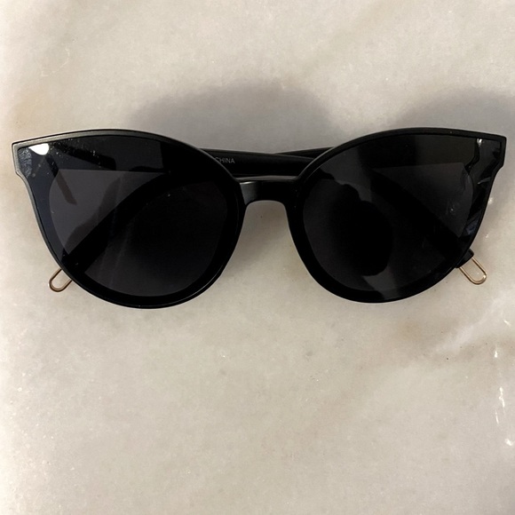Woman’s Round Black Sunglasses - Picture 1 of 12